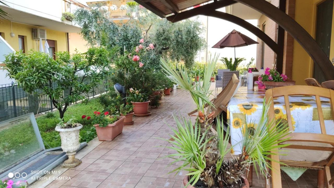 App Con Giardino Porticato Di Uso Esclusivo Solo Per Le Famiglie Apartment San Benedetto del Tronto Bagian luar foto