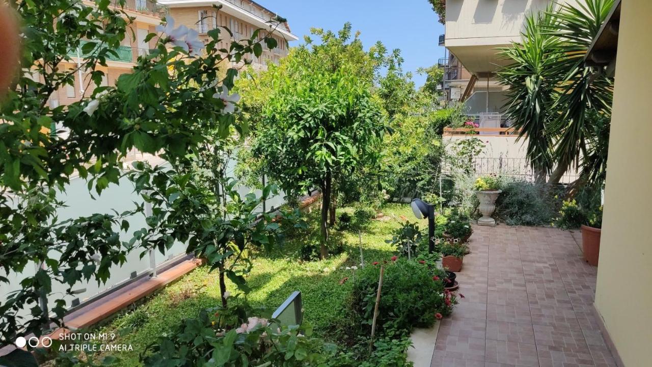 App Con Giardino Porticato Di Uso Esclusivo Solo Per Le Famiglie Apartment San Benedetto del Tronto Bagian luar foto
