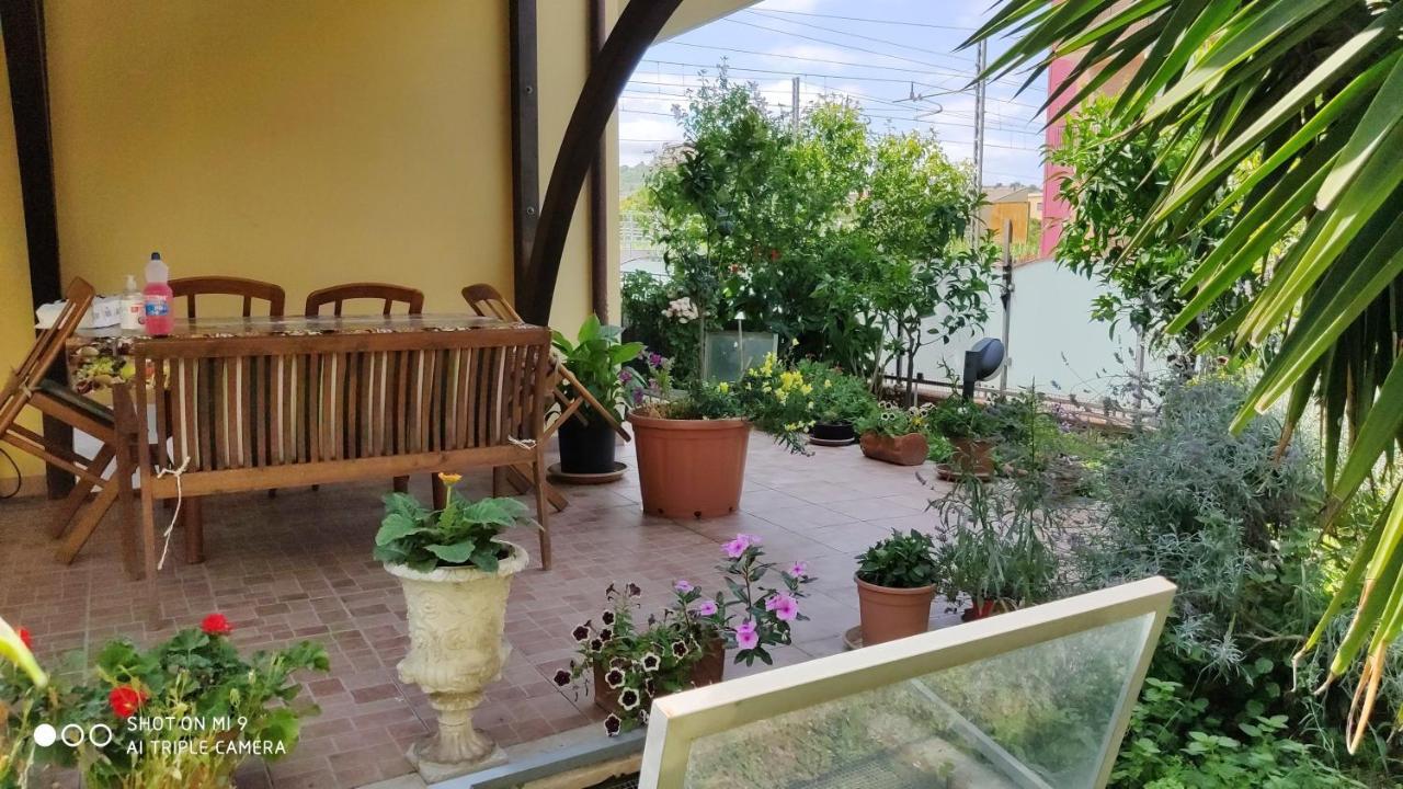 App Con Giardino Porticato Di Uso Esclusivo Solo Per Le Famiglie Apartment San Benedetto del Tronto Bagian luar foto
