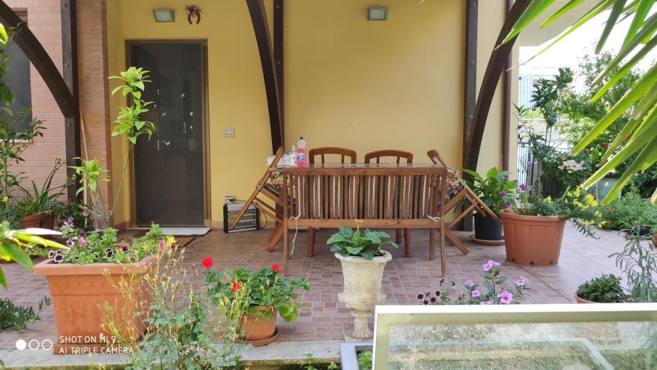 App Con Giardino Porticato Di Uso Esclusivo Solo Per Le Famiglie Apartment San Benedetto del Tronto Bagian luar foto