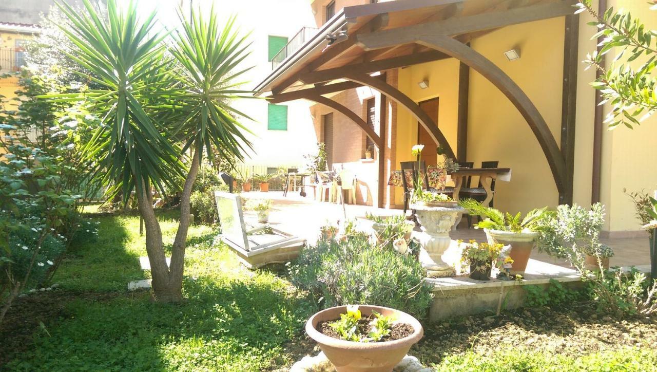 App Con Giardino Porticato Di Uso Esclusivo Solo Per Le Famiglie Apartment San Benedetto del Tronto Bagian luar foto