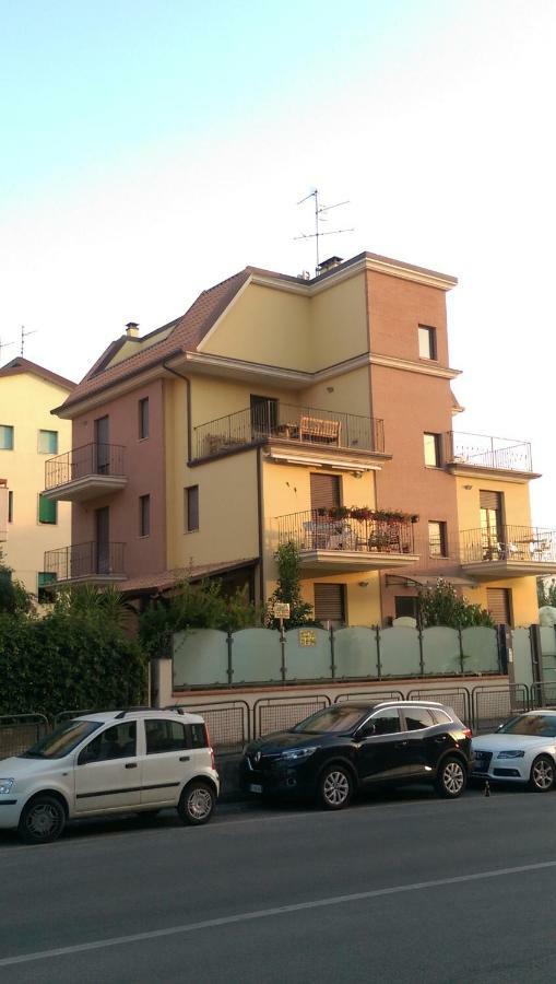 App Con Giardino Porticato Di Uso Esclusivo Solo Per Le Famiglie Apartment San Benedetto del Tronto Bagian luar foto