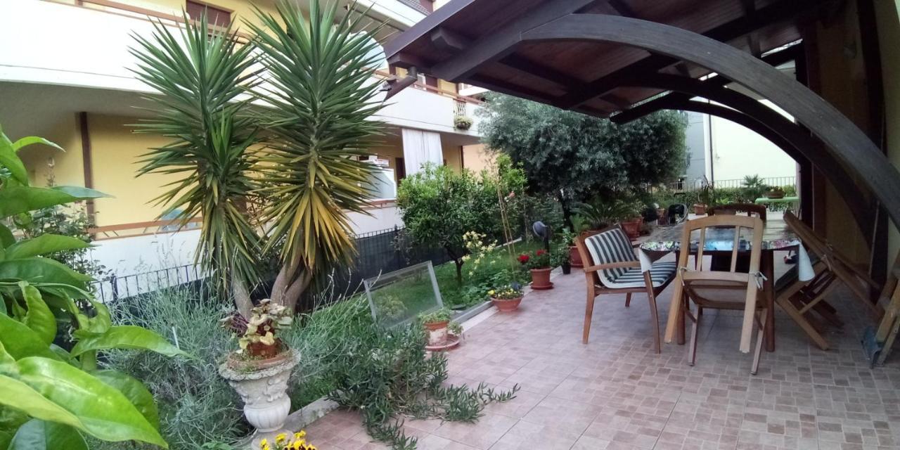 App Con Giardino Porticato Di Uso Esclusivo Solo Per Le Famiglie Apartment San Benedetto del Tronto Bagian luar foto