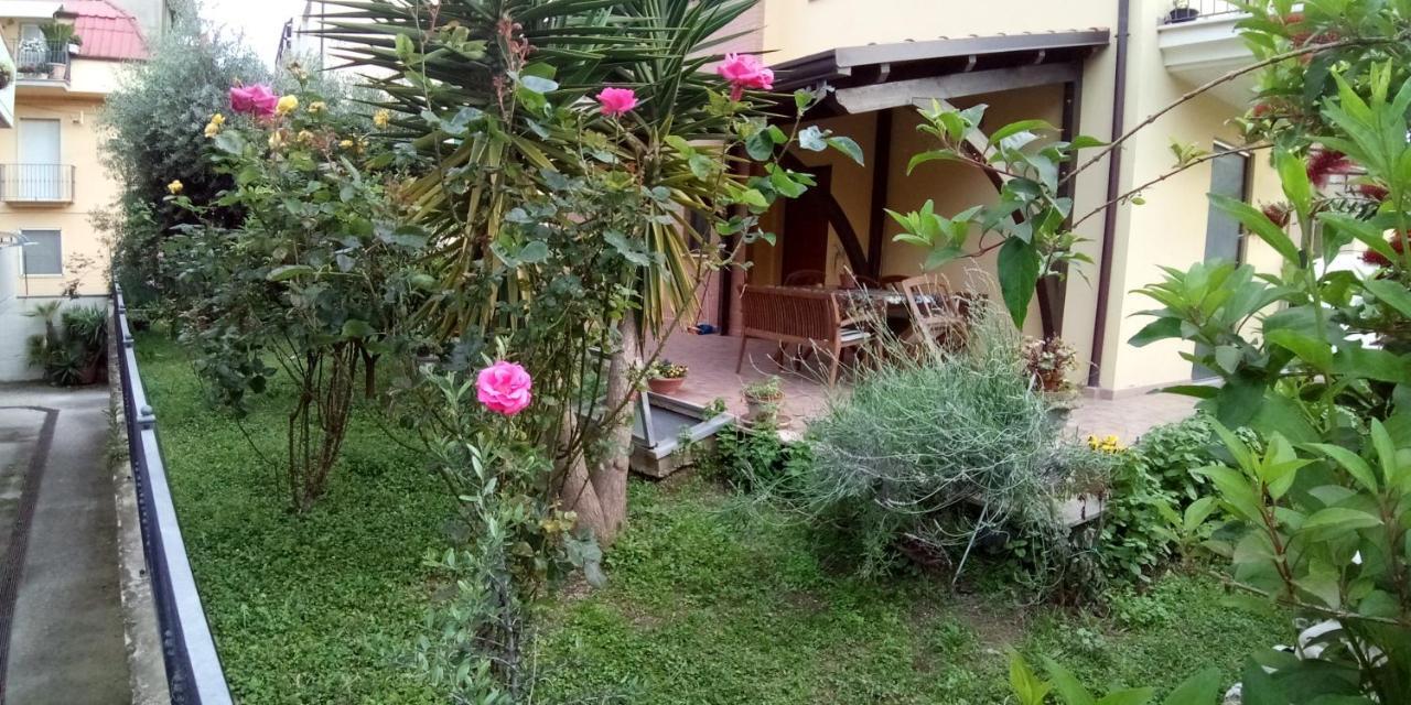 App Con Giardino Porticato Di Uso Esclusivo Solo Per Le Famiglie Apartment San Benedetto del Tronto Bagian luar foto
